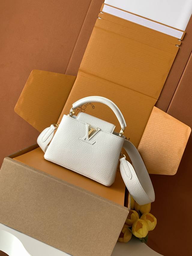 出厂价P 特级全钢 M59433进口牛皮白色金扣 本款 Capucines Bb 手袋以全粒面进口牛皮革塑造 Capucines 系列的小巧尺寸，搭配 Lv 字