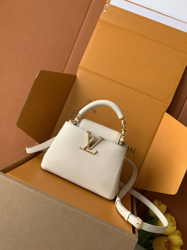 出厂价P 特级全钢 Capucines 迷你 珍珠白金扣 型号：M23943 材料：A级全钢五金，进口牛皮 包装：全套原厂免税Mb包装 尺寸：21X 14 X