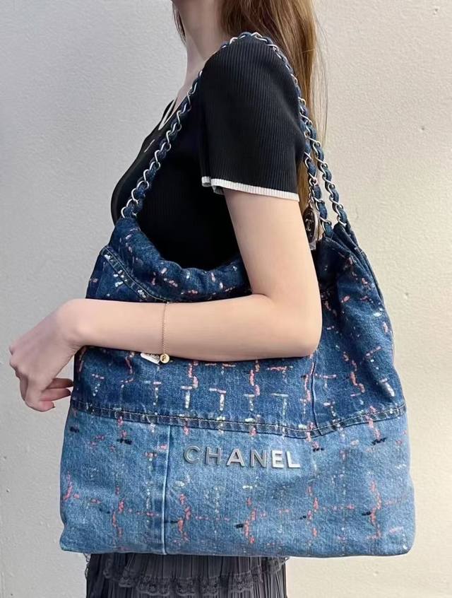 亏本价 有7个Chanel23A高级手工坊系列新款亮片牛仔22Bag 以非洲达喀尔为创作灵感的 Chanel 23 高级手工坊系列 色彩、串珠和木质元素随处可见