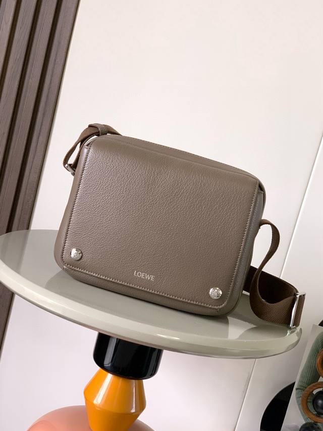 新款超小号柔软粒面牛皮革 Pebble 邮差包Pebble 邮差包采用实用精巧设计，配有双重标志性 Anagram Pebble ．此中号版本采用柔软粒面牛皮革