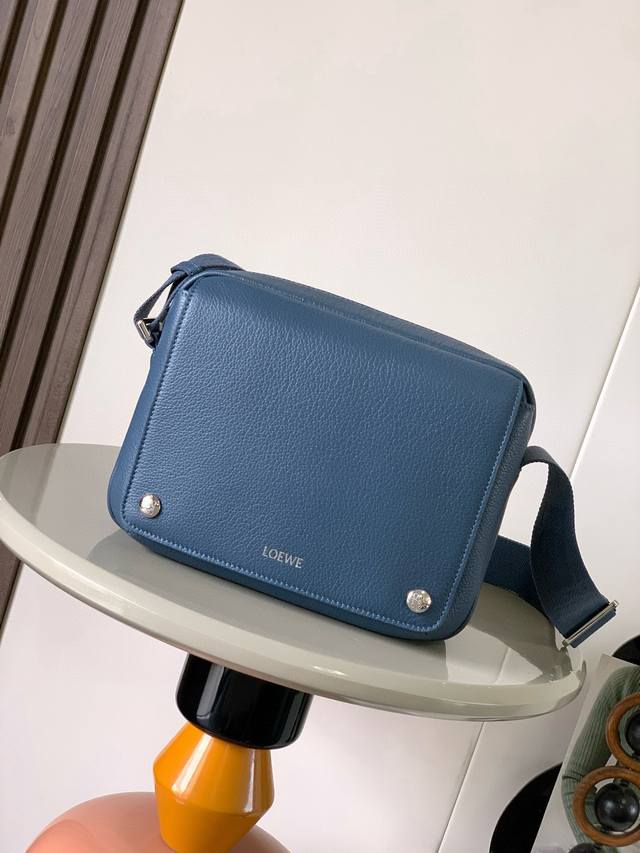 新款超小号柔软粒面牛皮革 Pebble 邮差包Pebble 邮差包采用实用精巧设计，配有双重标志性 Anagram Pebble ．此中号版本采用柔软粒面牛皮革