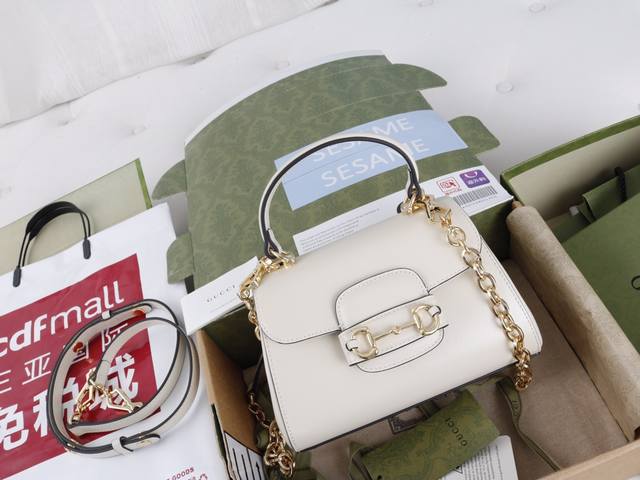 跑量价 简介：全新1955系列采用皮革演绎手提包。该系列从典藏设计中撷取灵感，突显马衔扣的别致魅力。这一设计图案的灵感源自品牌马术本源，由双环和长条形两个元素构