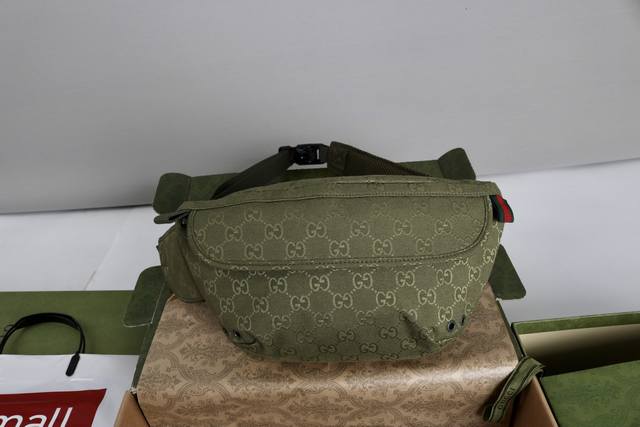 跑量价 简介：秋冬男士系列经典单品生动展现运动风格。该系列单品采用 Original Gg帆布制作，隽永廓形搭配甄选配色，织带和压花标识等精致细节传递时尚气息。