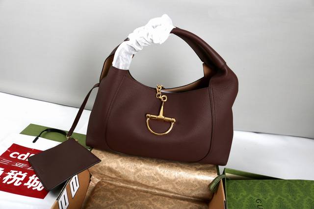 跑量价 简介：全新Gg Emblem系列焕新诠释品牌的隽永优雅风范和精湛工艺。这款系列肩背包匠心融蕴大号半马衔扣造型品牌经典马术风格配件。 型号837466深棕