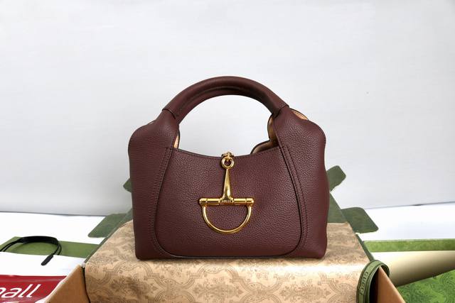 跑量价 简介：全新Gg Emblem系列焕新诠释品牌的隽永优雅风范和精湛工艺。这款系列肩背包匠心融蕴大号半马衔扣造型品牌经典马术风格配件。 型号837467深棕