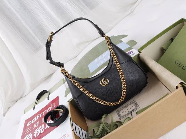 跑量价 简介： 创星说 系列这一全新的新月造型小号肩背包从品牌典藏元素汲取灵感，采用柔软皮革材质呈现，并饰有在20世纪70年代亮相的双G标志。 它配有两条可肩带