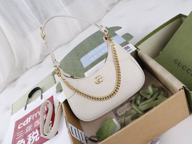 进口皮 简介： 创星说 系列这一全新的新月造型小号肩背包从品牌典藏元素汲取灵感，采用柔软皮革材质呈现，并饰有在20世纪70年代亮相的双G标志。 它配有两条可肩带