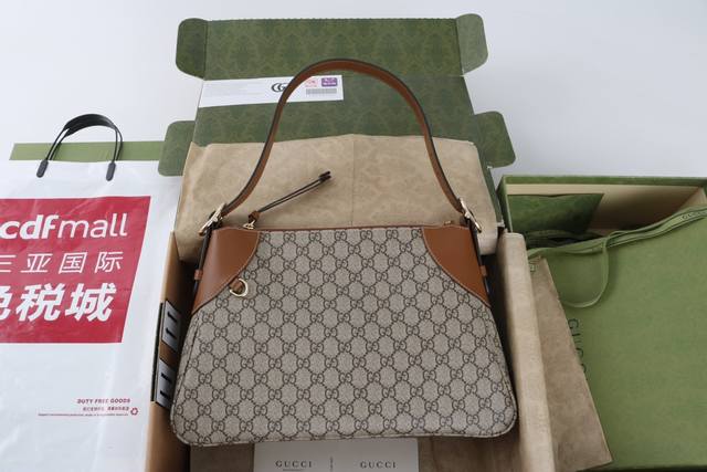 跑量价 简介：这款购物袋Gg图案和条纹织带这两种品牌颇有辨识性的元素融合成经典搭配，Ophidia世界的演化之路从未止息，加入别出心裁的款式造型，不断推陈出新。