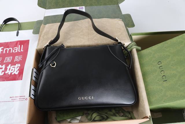 跑量价 简介：Gg Emblem系列以创意设计和创新功能焕新诠释经典图案，匠心缔造未来数年的珍藏之选。这款中号肩背包焕新演绎品牌全新标志性单品系列，可调节肩带上