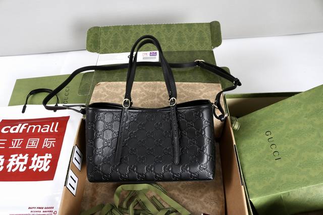 跑量价 简介：这款购物袋Gg图案和条纹织带这两种品牌颇有辨识性的元素融合成经典搭配，Ophidia世界的演化之路从未止息，加入别出心裁的款式造型，不断推陈出新。