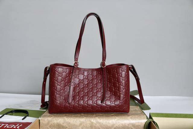 跑量价 简介：这款购物袋Gg图案和条纹织带这两种品牌颇有辨识性的元素融合成经典搭配，Ophidia世界的演化之路从未止息，加入别出心裁的款式造型，不断推陈出新。