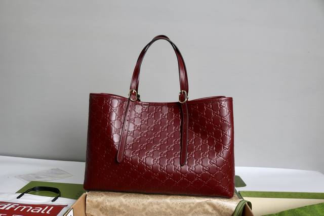 跑量价 简介：这款购物袋Gg图案和条纹织带这两种品牌颇有辨识性的元素融合成经典搭配，Ophidia世界的演化之路从未止息，加入别出心裁的款式造型，不断推陈出新。