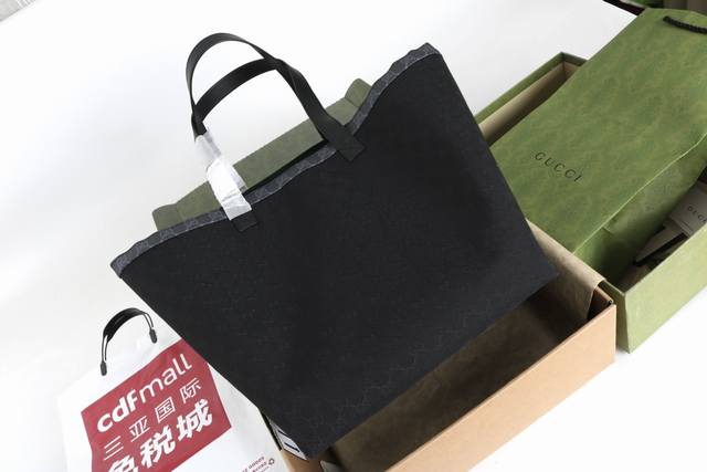 跑量价 简介：这款手袋的实用功能和隽永格调。内部织带滚边采用匠心工艺制作经典Gg帆布 皮革滚边，这款托特包内部搭配匠心工艺制成的织带滚边，彰显出众品质和精致细节