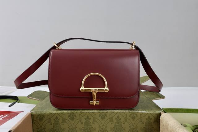 跑量价 简介:2025秋冬系列,Gucci Siena系列小号肩背包延续了Gucci经典马衔扣这一标志性元素的演变。这款肩背包选用精细光面皮革匠心打造,挺括造型 跑量价 简介:2025秋冬系列,Gucci Siena系列小号肩背包延续了Gucci经典马衔扣这一标志性元素的演变。这款肩背包选用精细光面皮革匠心打造,挺括造型