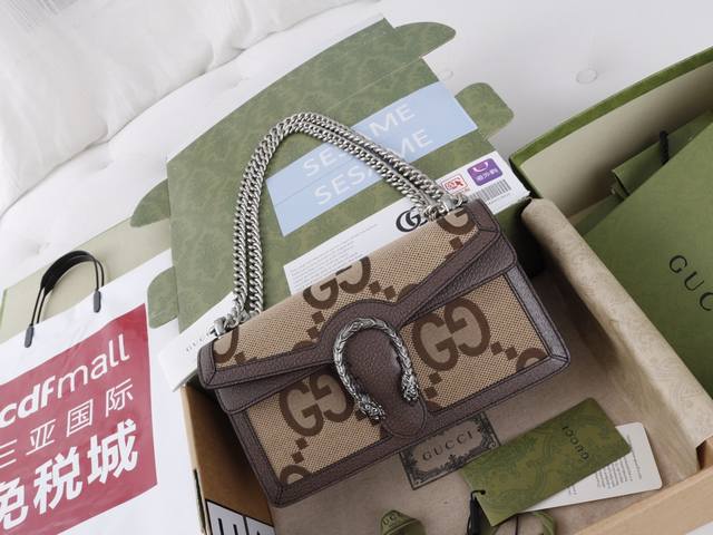 跑量价 简介：系列焕新演绎品牌典藏元素，致敬好莱坞恒久不息的魅力。这款酒神链条手袋是 1955系列中的一款力作，迷你造型让该系列的标志性配件更加吸睛。经典Gg