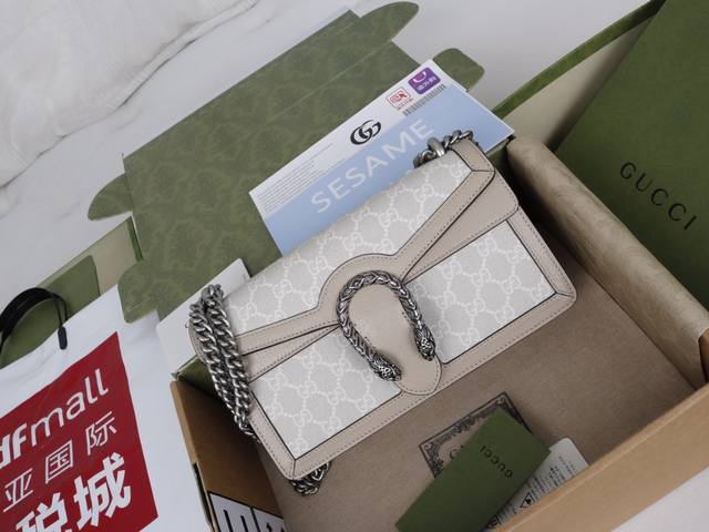 跑量价 简介： 爱的进行曲 系列焕新演绎品牌典藏元素，致敬好莱坞恒久不息的魅力。这款酒神链条手袋是 1955系列中的一款力作，迷你造型让该系列的标志性配件更加吸