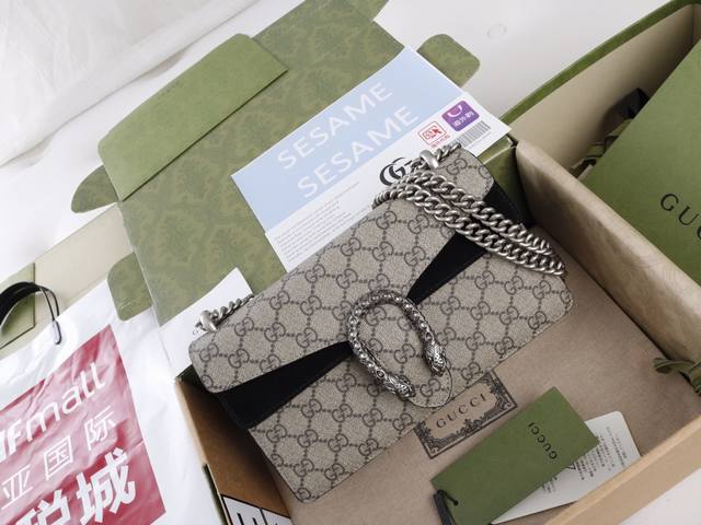 跑量价 简介：这款Dionysus系列小号肩背包饰有经典Gg图案和红色麂皮滚边细节。包上精心点缀品牌标志性的虎头搭扣元素，其灵感源自希腊酒神狄俄尼索斯，在神话传