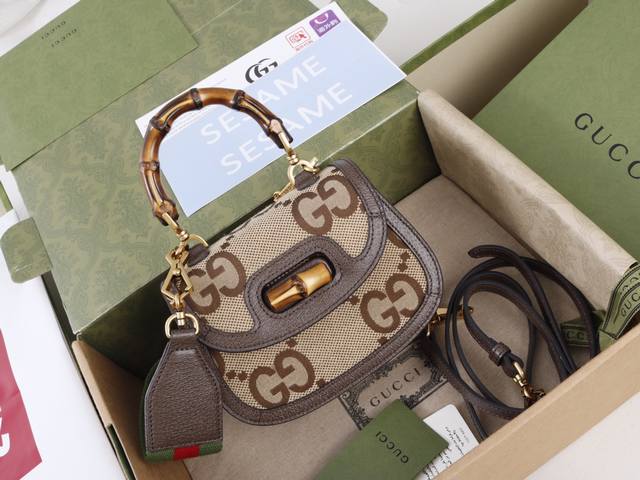 跑量价 简介：品牌标识符号在每一季都会透过不同手法焕新演绎。 Aria-时尚咏叹调 系列推出全新设计的双G图案，风格张扬夺目。这款小号手袋采用竹节提手设计，令经