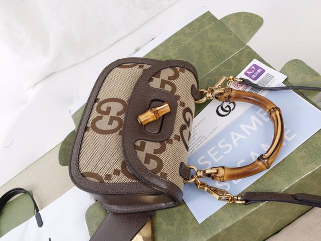 跑量价 简介：品牌标识符号在每一季都会透过不同手法焕新演绎。 Aria-时尚咏叹调 系列推出全新设计的双G图案，风格张扬夺目。这款小号手袋采用竹节提手设计，令经