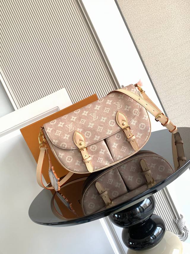 特级 动态芯片 手袋本次瞩目亮相 系列，为帆布包身搭配妙趣 图案和 亲自手绘的猫咪造型皮革装饰。灵活设计提供多种背携方式，可轻松收纳各式日常所需。 型号： M1