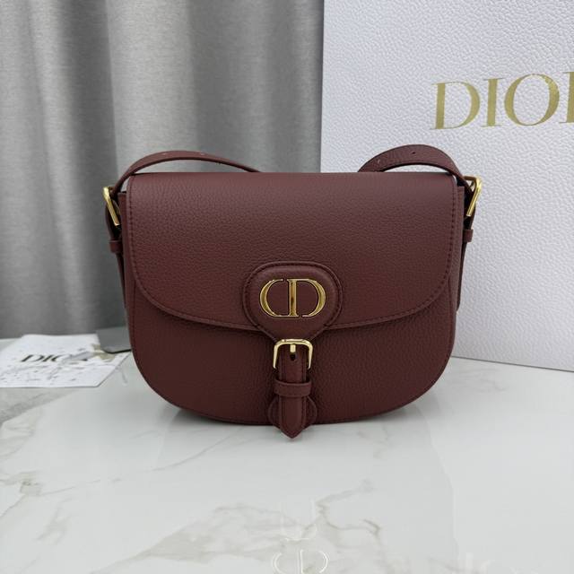 顶级原单这款 Dior Bobby 手袋是二零二五早春系列新品，以高雅线条和匀称比例全新演绎水饺包廓形，彰显Dior风范。采用酒红粒面牛皮革精心制作，内部搭配绒