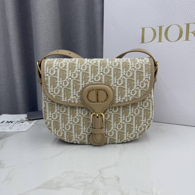顶级原单这款 Dior Bobby 手袋是二零二五早春系列新品，以高雅线条和匀称比例全新演绎水饺包廓形，彰显Dior风范。采用金色自然色 Oblique印花面料
