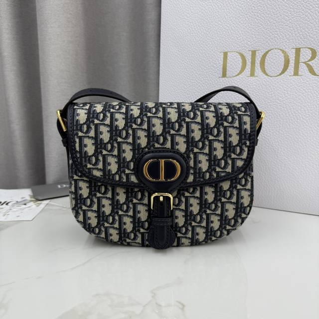 顶级原单这款 Dior Bobby 手袋是二零二五早春系列新品，以高雅线条和匀称比例全新演绎水饺包廓形，彰显Dior风范。采用蓝布Oblique印花面料等精心制