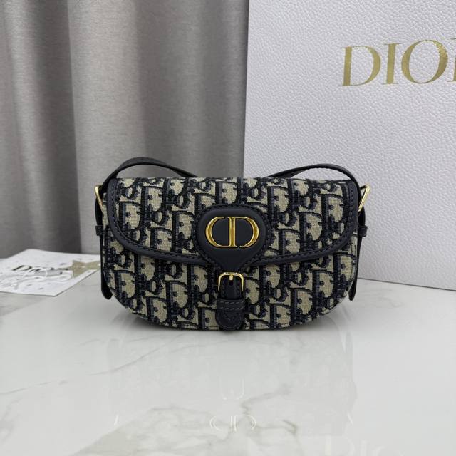 顶级原单这款 Dior Bobby East-West手袋是二零二五早春系列新品，以高雅线条和匀称比例全新演绎水饺包廓形，彰显Dior风范。采用蓝色 Obliq