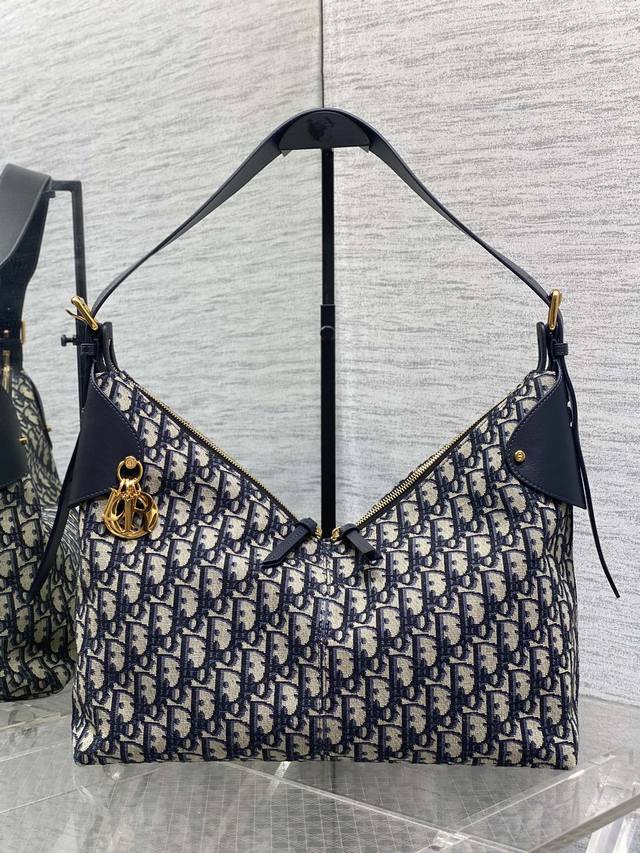 顶级原单老花蓝现货 新款手袋Dior Voyage系列，太酷了吧，全新的包形运动感十足，无法拒绝的高级感，经Oblique老花面料搭配经典的字母五金，毫不费力的