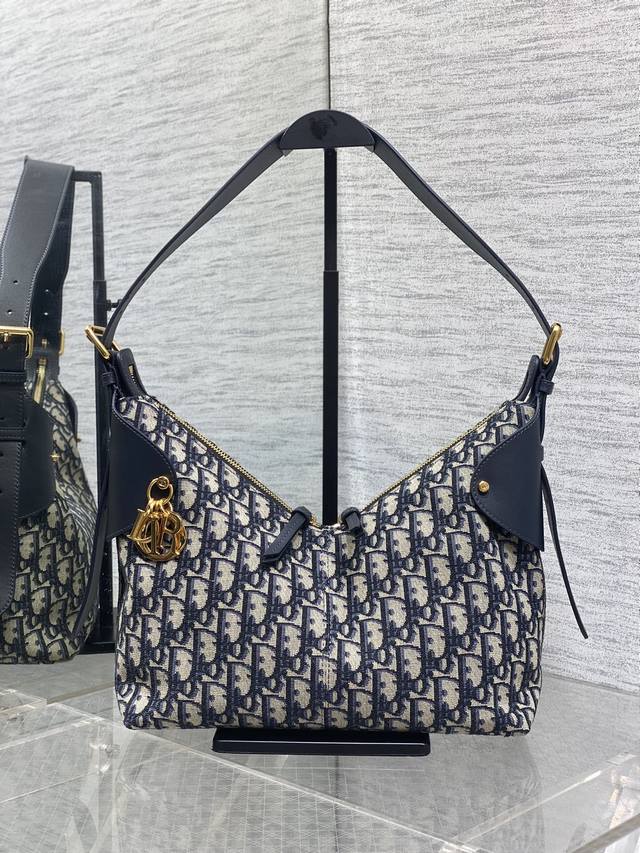 顶级原单老花蓝现货 新款手袋Dior Voyage系列，太酷了吧，全新的包形运动感十足，无法拒绝的高级感，经Oblique老花面料搭配经典的字母五金，毫不费力的