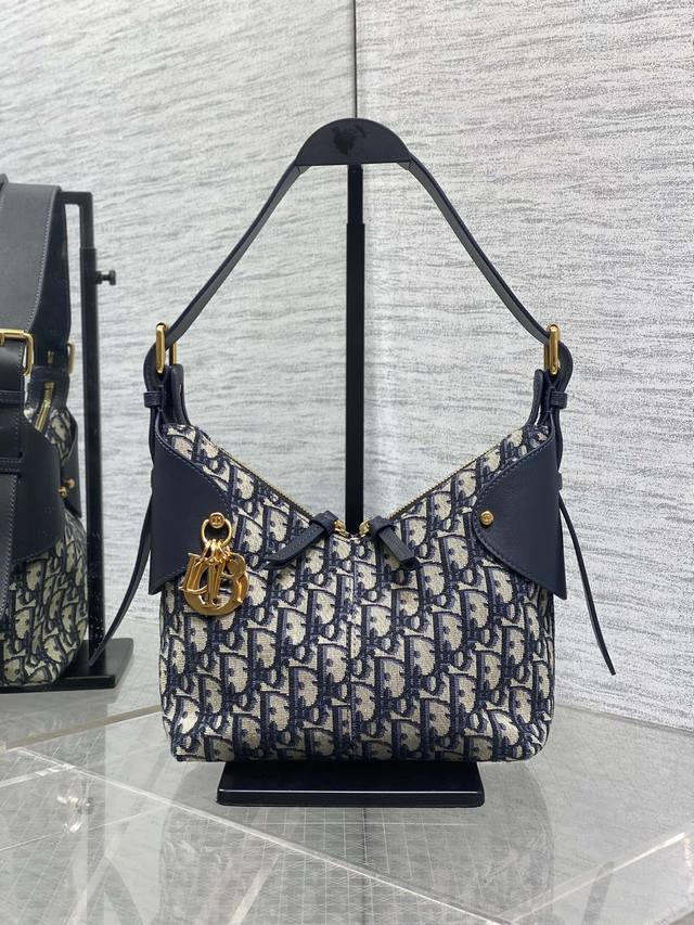 顶级原单老花蓝现货 新款手袋Dior Voyage系列，太酷了吧，全新的包形运动感十足，无法拒绝的高级感，经Oblique老花面料搭配经典的字母五金，毫不费力的