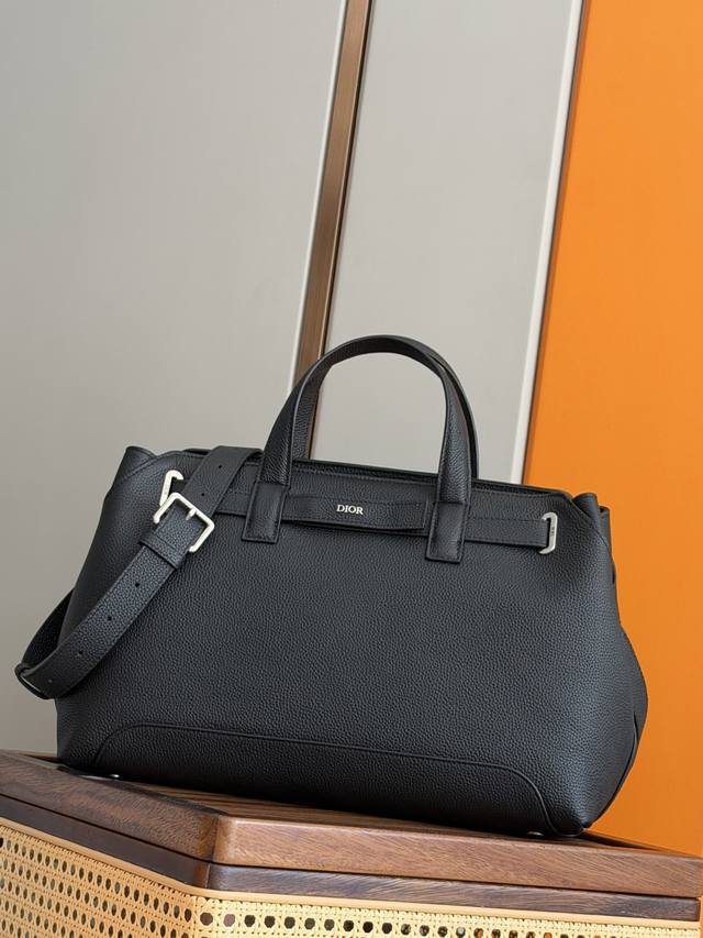 正品级 这款 Dior Normandie 手袋将实用设计与 Dior 的高订精神融为一体。采用黑色 Dior Icons 牛皮革精心制作，彰显 Dior 工坊