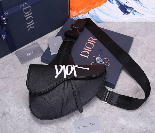 正品级 官方网 Dior. 新字母 首批出 Dior. Pre-Fall早春新款Saddle Bag 男款的Saddle Bag强势推！！ Dior. 新任设计