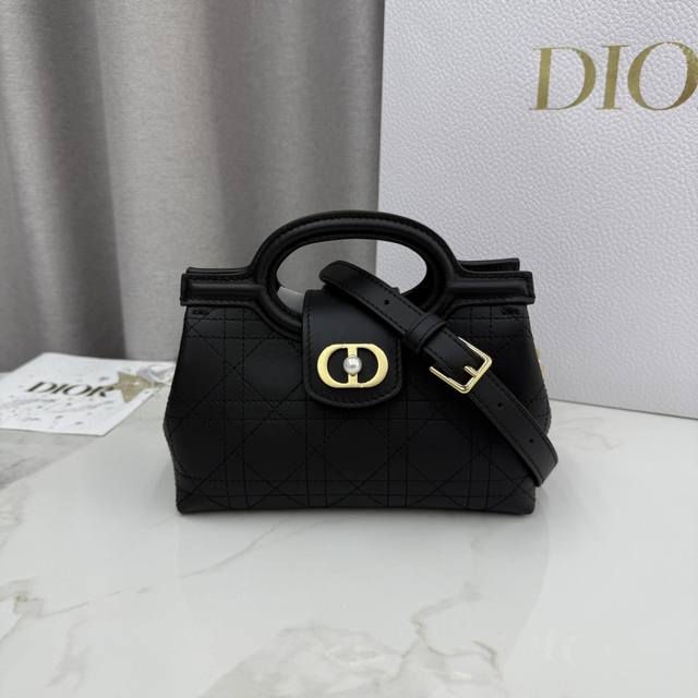 这款 Dior Jolie Top Handle 迷你链条手袋是二零二六早春成衣系列新品，呈现出优雅实用的设计。采用黑色粒面羊皮革精心制作，饰以藤格纹，翻盖点缀