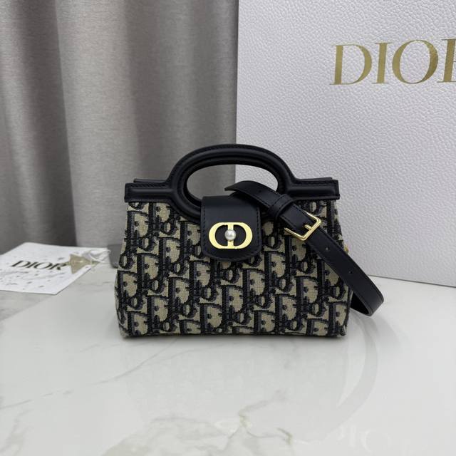 这款 Dior Jolie Top Handle 迷你链条手袋是二零二六早春成衣系列新品，呈现出优雅实用的设计。蓝布Oblique印花面料等精心制作，翻盖点缀以