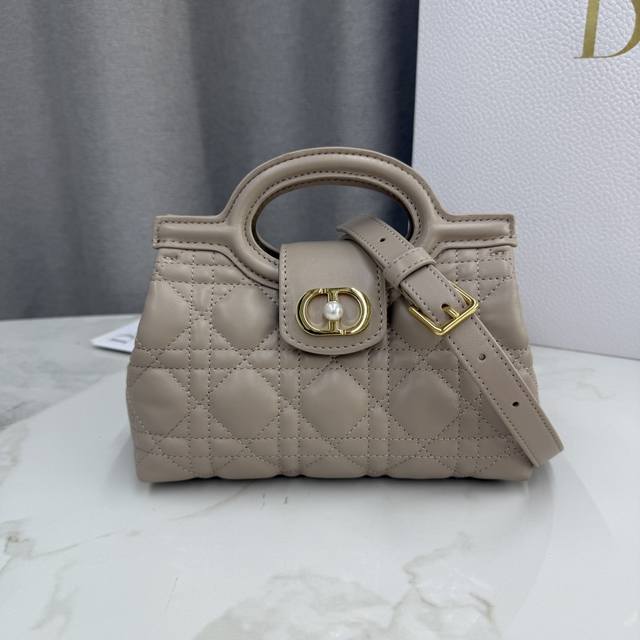 这款 Dior Jolie Top Handle 迷你链条手袋是二零二六早春成衣系列新品，呈现出优雅实用的设计。采用胭脂米色羊皮革精心制作，饰以藤格纹，翻盖点缀
