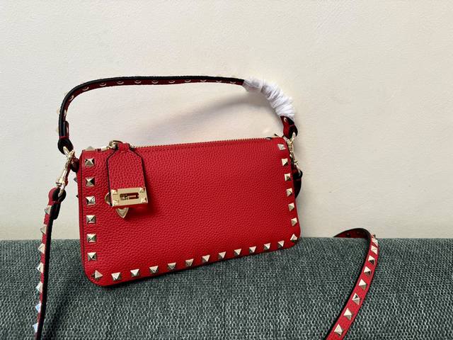 Vt新款小巧手挎包 型号：5500 尺寸：19X13X7Cm Valentino Garavani Rockstud 小号粒面小牛皮斜挎包,标志性的钩扣开合设计