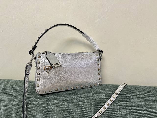 Vt新款小巧手挎包 型号：5500 尺寸：19X13X7Cm Valentino Garavani Rockstud 小号粒面小牛皮斜挎包,标志性的钩扣开合设计