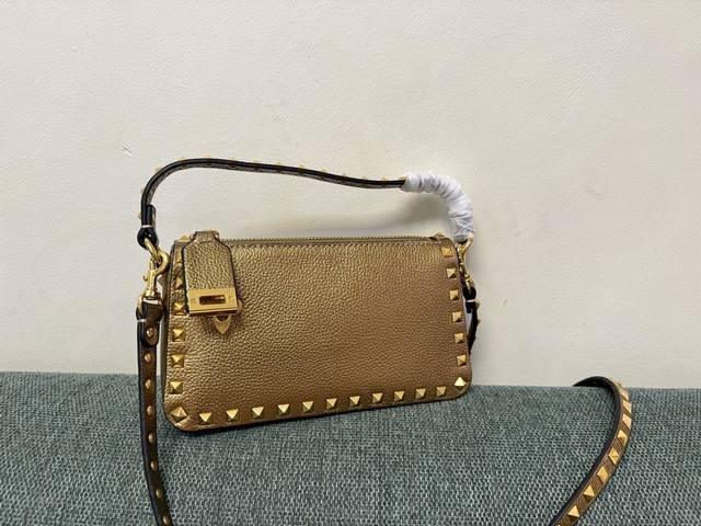 Vt新款小巧手挎包 型号：5500 尺寸：19X13X7Cm Valentino Garavani Rockstud 小号粒面小牛皮斜挎包,标志性的钩扣开合设计