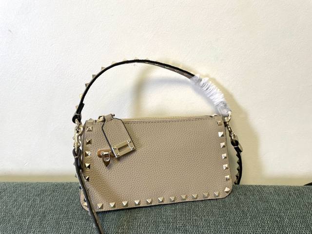 Vt新款小巧手挎包 型号：5500 尺寸：19X13X7Cm Valentino Garavani Rockstud 小号粒面小牛皮斜挎包,标志性的钩扣开合设计