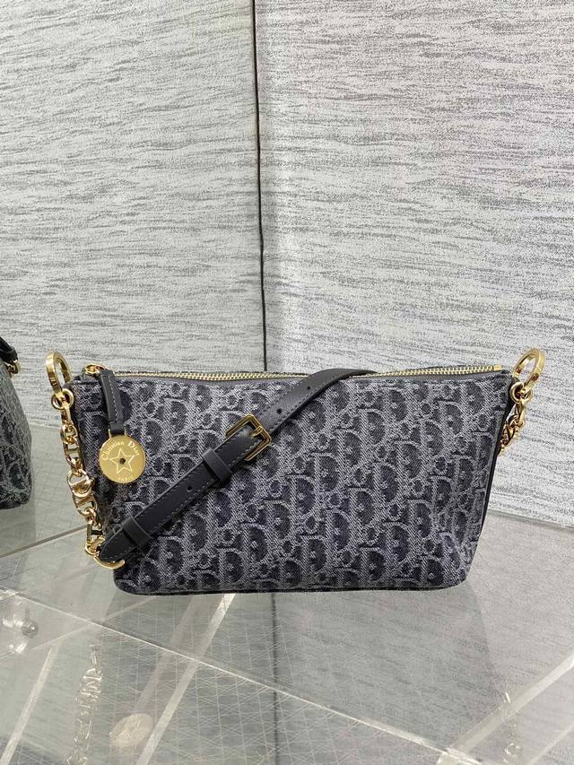 顶级原单现货 Hobo Star 最新深灰牛仔布系列,链条升级版饭盒包,设计实用,加配可调节长肩带,大大提升了实用性,廓形柔软,自用超轻便,经典星星标识的圆形饰 顶级原单现货 Hobo Star 最新深灰牛仔布系列,链条升级版饭盒包,设计实用,加配可调节长肩带,大大提升了实用性,廓形柔软,自用超轻便,经典星星标识的圆形饰