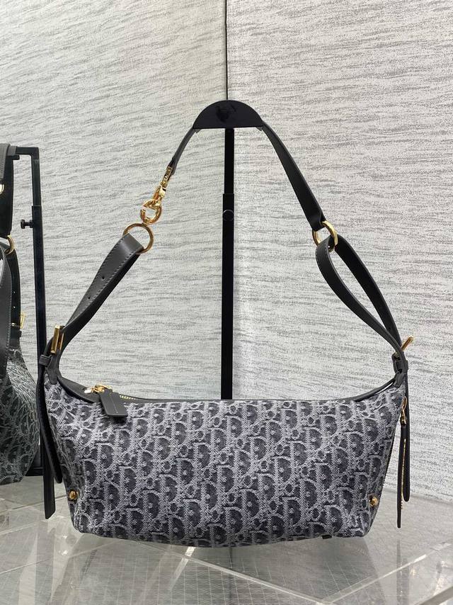 顶级原单小号现货 Journey系列小号深灰牛仔布 自带松弛感的Hobo包,包形随意又柔软 全新的灰色牛仔面料,高级又耐看 搭配金色的字母肩带扣,整体复古又高级 顶级原单小号现货 Journey系列小号深灰牛仔布 自带松弛感的Hobo包,包形随意又柔软 全新的灰色牛仔面料,高级又耐看 搭配金色的字母肩带扣,整体复古又高级