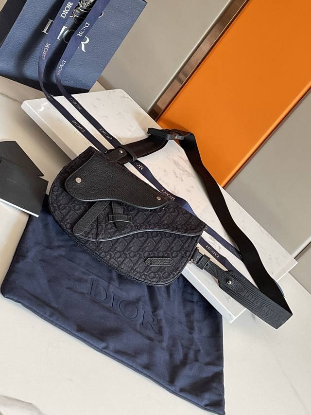 正品级 ，高版本 顶级原单 配盒子 这款马鞍手拿包设计精巧，是日常的理想良伴。采用黑色 Oblique 印花面料精心制作，标志性的马鞍造型设计提升格调，可收纳各