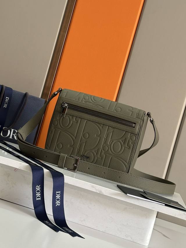 正品级 顶级原单 这款信使包是二零二四秋季男装系列新品，搭配翻盖，展示实用而经典的设计。Dior Gravity 印花效果皮革采用压花工艺将经典图案精致地呈现于