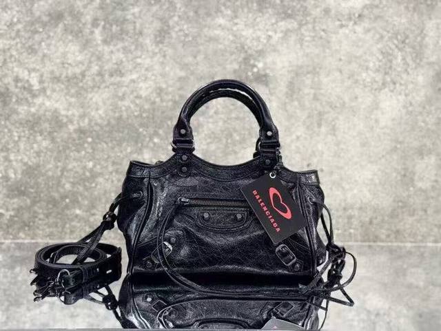 正品级 巴黎世家*城市经典保龄球包 巴黎世家新款小巧的 胖墩 保龄球，着实让人欲罢不能，七夕限定款更是将爱铺满包包，在经典的铆钉，流苏皮革的加持下，更上一个高度