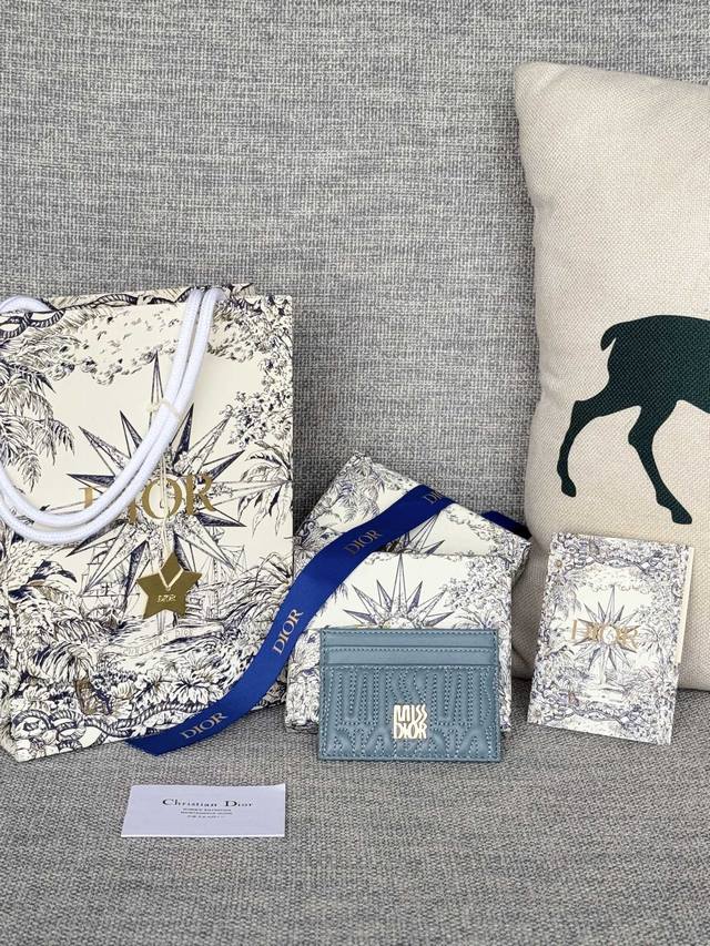 正品级 绗缝Miss Dior Freesia卡夹羊皮 编号：S3601Ubtk_M05N 这款 Miss Dior Freesia卡夹是一款优雅实用的配饰。采