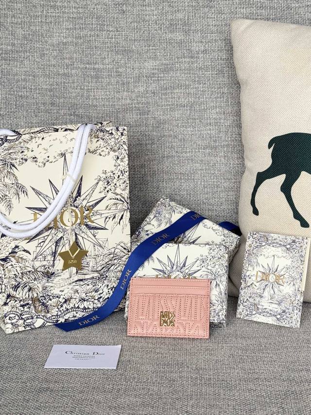 正品级 绗缝Miss Dior Freesia卡夹羊皮 编号：S3601Ubtk_M05N 这款 Miss Dior Freesia卡夹是一款优雅实用的配饰。采