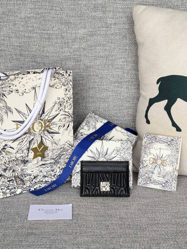 正品级 绗缝Miss Dior Freesia卡夹羊皮 编号：S3601Ubtk_M05N 这款 Miss Dior Freesia卡夹是一款优雅实用的配饰。采