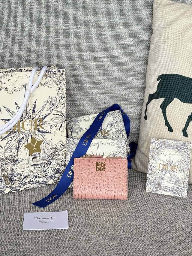 正品级 绗缝Miss Dior Freesia羊皮钱包 编号：S 2Ubtk_M05N，按扣开合 这款 Miss Dior Freesia钱包是一款优雅实用的配