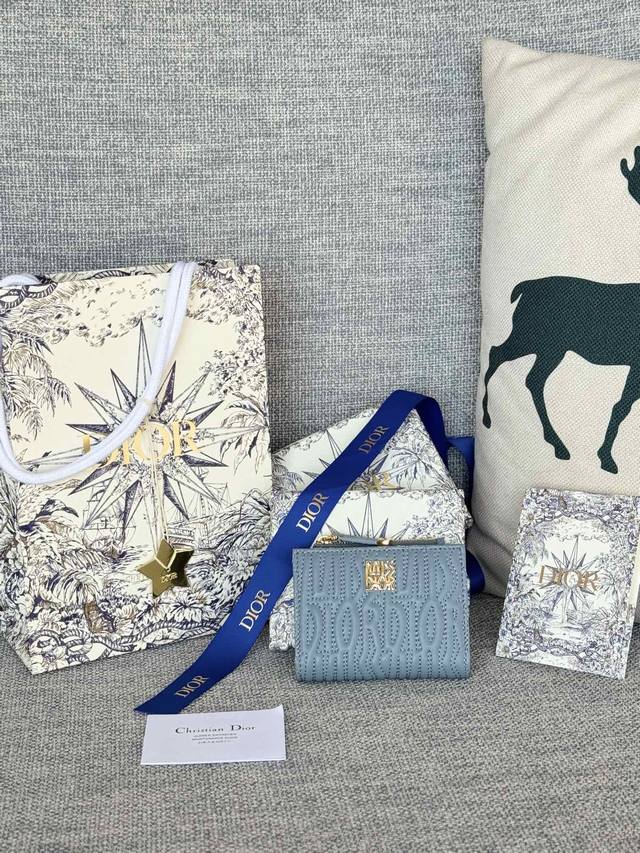 正品级 绗缝Miss Dior Freesia羊皮钱包 编号：S 2Ubtk_M05N，按扣开合 这款 Miss Dior Freesia钱包是一款优雅实用的配